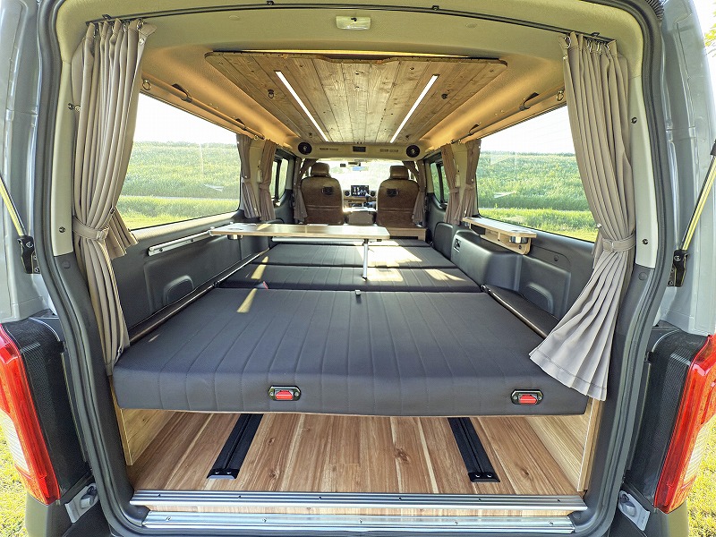 キャラバン カスタムデモカー MONOBOX キャンピングカー フルフラットベッド 車中泊仕様
