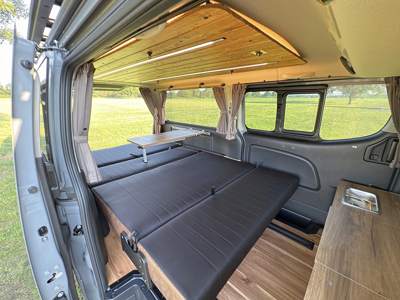 キャラバン カスタムデモカー MONOBOX キャンピングカー 2列目＆3列目シートをフラットにすることで車中泊ベッド空間が実現