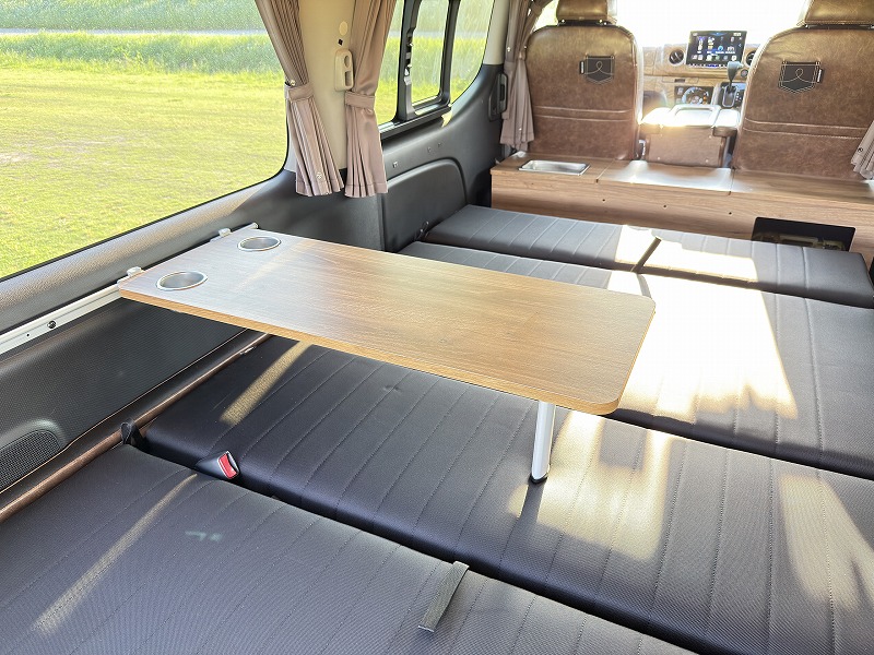 キャラバン カスタムデモカー MONOBOX キャンピングカー　フルフラットベッド＋センターテーブル お座敷＆車中泊仕様