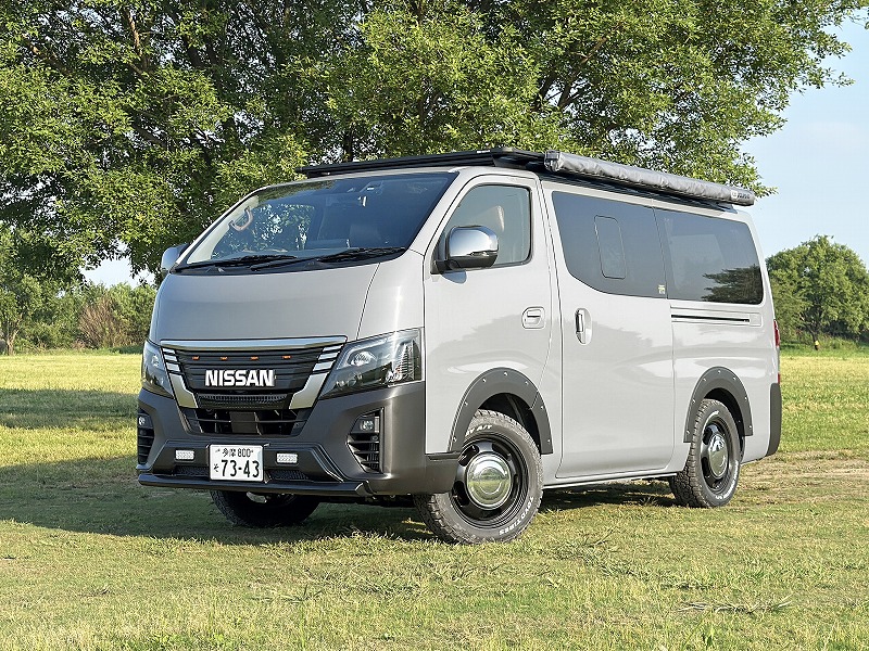 キャラバン カスタムデモカー（外装） NISSANロゴグリル・ARBルーフラック＆サイドオーニング　クラシックアウトドアスタイル 2