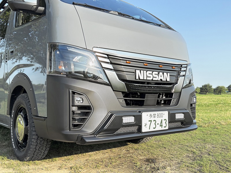キャラバン カスタムデモカー NISSANロゴ＋オレンジLEDマーカーグリル ＆ LEDデイライト付きバンパープロテクター