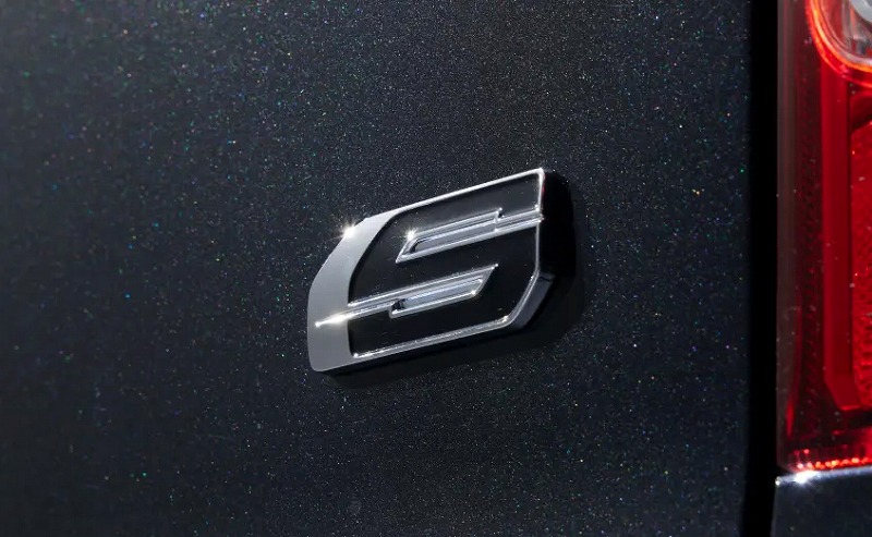 専用メッキエンブレム「S」：ハイエース200系 特別仕様車 ダークプライムSだけの特別装備