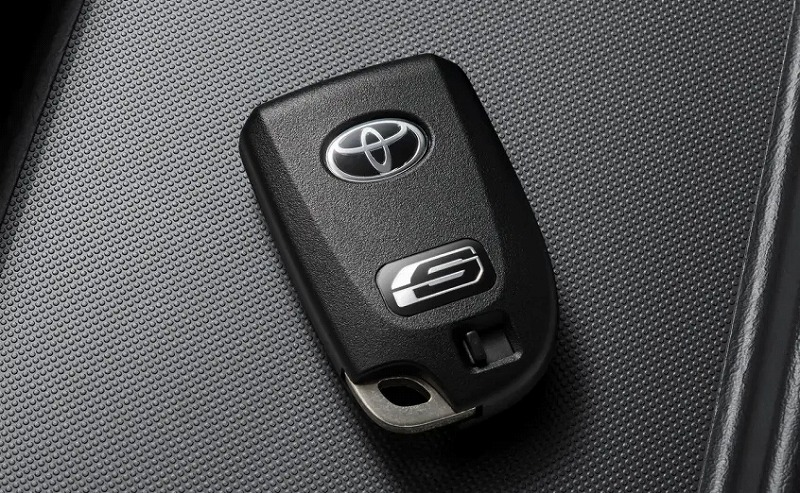 専用ロゴ入りスマートキー(2個)：ハイエース200系 特別仕様車 ダークプライムSだけの特別装備