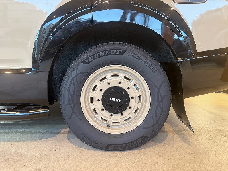 新型デリカD:5 ベージュ カスタム BRUT BR-70 アルミホイール DUNLOP シンクロウェザー タイヤ