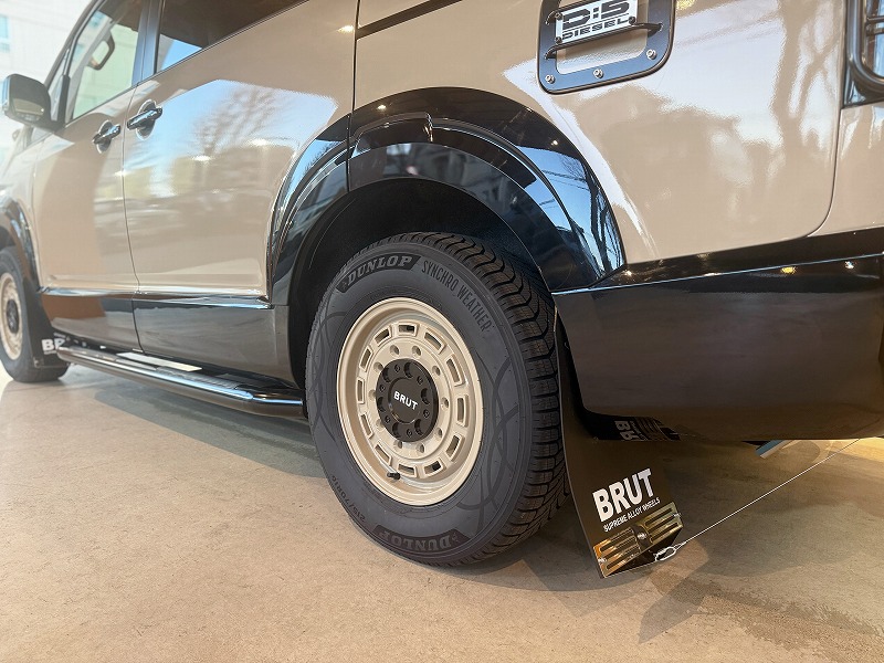 新型デリカD:5 ベージュ カスタム BRUT_BR70アルミホイール-KADDIS チューブサイドステップ ナナロクサン