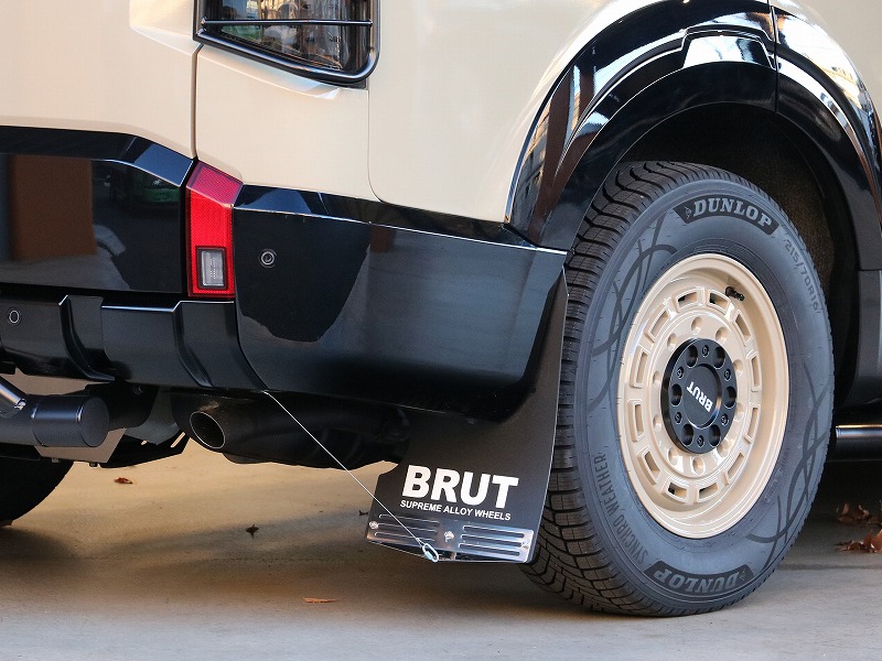 新型デリカD:5 ベージュ カスタム BRUT アルミホイール＋BRUT マッドフラップ