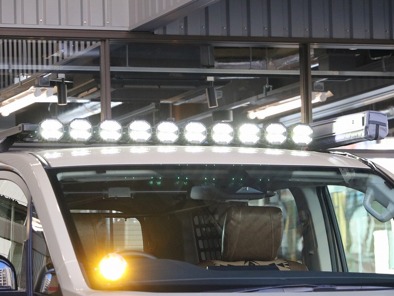 新型デリカD:5 ベージュ カスタム IPF ルーフラック＋4インチ オクタゴン LEDランプ×10個＋ボンネット 4インチ ラウンド LEDランプ（点灯時）