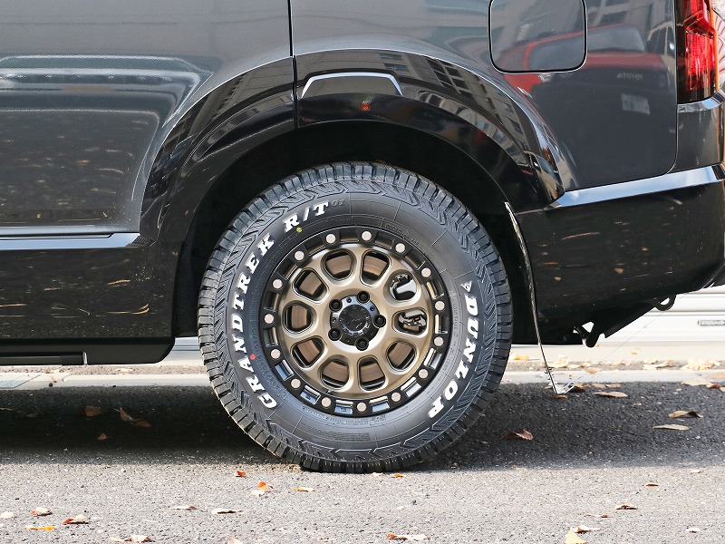 新型デリカD5 標準装備純正オーバーフェンダー MKWアルミホイール M204＋DUNLOP グラントレックRTタイヤ（リア）