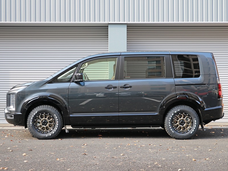 新型デリカD5 カスタム 純正オーバーフェンダー MKWアルミホイール＋DUNLOP-グラントレックRTタイヤ