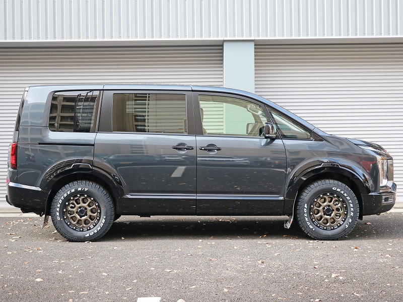 新型デリカD5 カスタム 純正オーバーフェンダー MKWアルミホイール＋ダンロップ グラントレックRTタイヤ