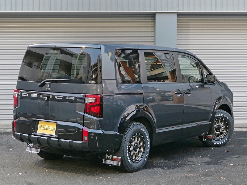 新型デリカD5 カスタム（リア） MKWアルミホイール＋DUNLOP-グラントレックRTタイヤ MKWマッドフラップ