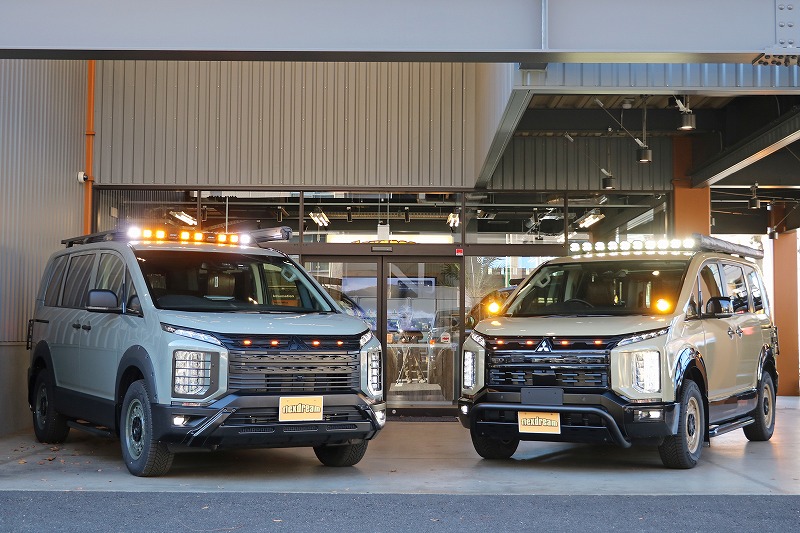 新型デリカD:5 ベージュカスタム 旧型デリカD:5 アーバンカーキカスタム（共にハイエース アースカラーパッケージ純正色）正面 IPFライト点灯時