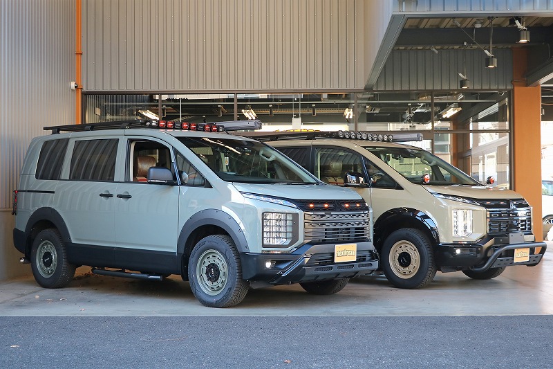 新型デリカD:5 ベージュカスタム 旧型デリカD:5 アーバンカーキカスタム（共にハイエース アースカラーパッケージ純正色）左前