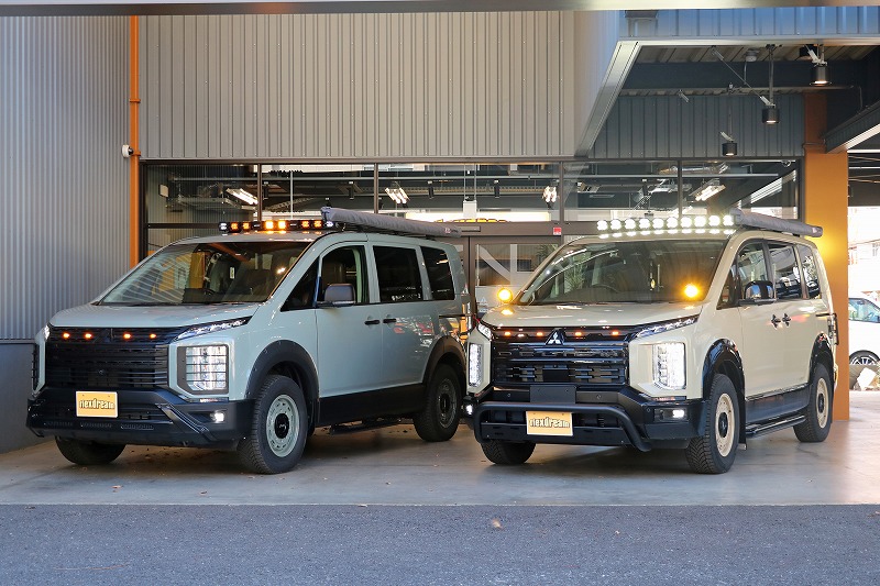 新型デリカD:5 ベージュカスタム 旧型デリカD:5 アーバンカーキカスタム（共にハイエース アースカラーパッケージ純正色）右前 IPFライト点灯時