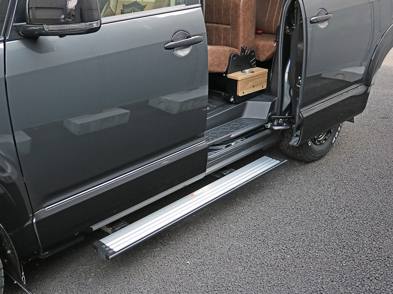 新型デリカD5 マイナーチェンジ後モデル 電動サイドステップ