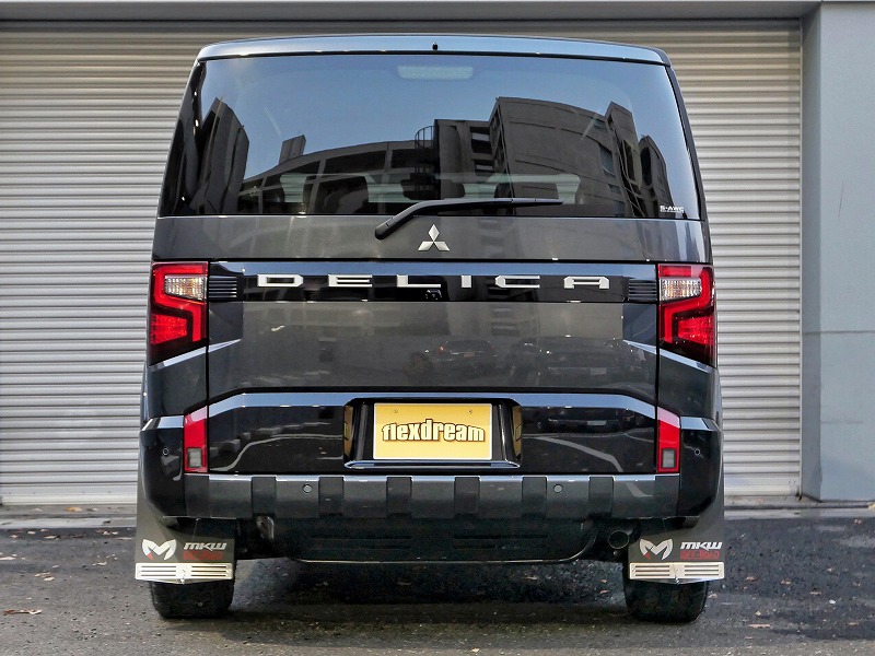 新型デリカD5 マイナーチェンジ後モデル（リア） DELICAロゴ P グラファイトグレーM ブラック