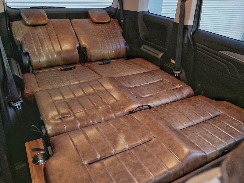 新型デリカD5 内装カスタム MONOBOX（モノボックス）バタフライシート Diseat＋3列目で車中泊対応