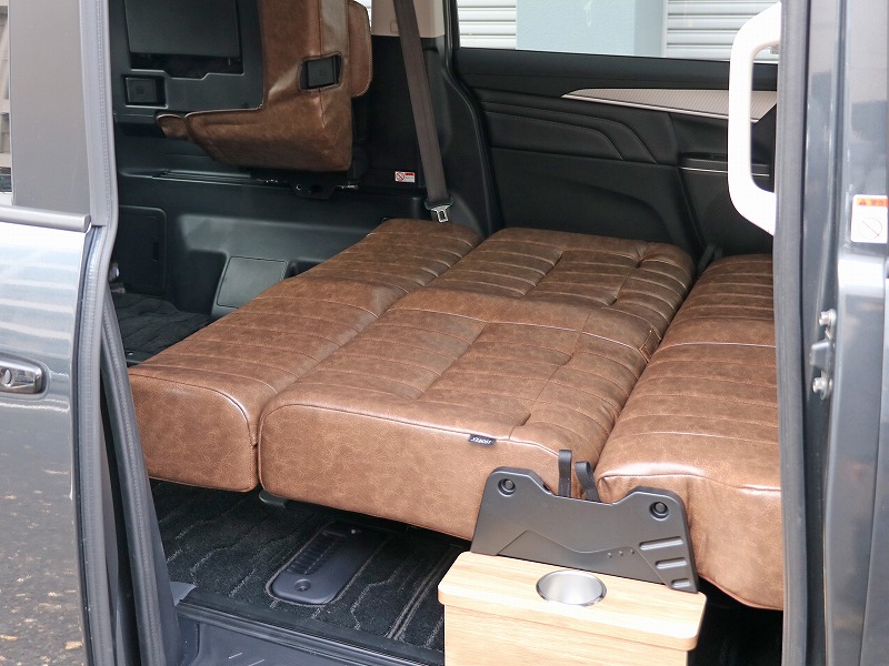 新型デリカD5 内装カスタム MONOBOX（モノボックス）バタフライシート Diseat（フルフラット時）