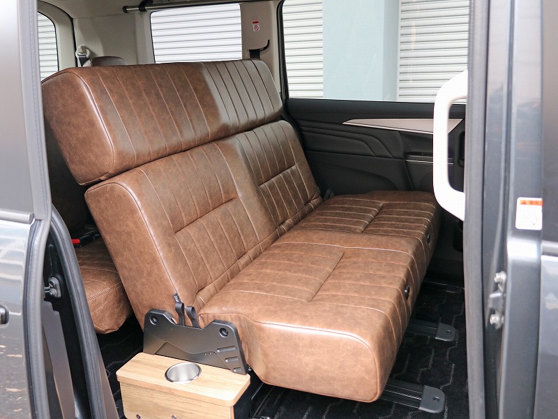 新型デリカD5 内装カスタム MONOBOX（モノボックス）バタフライシート Diseat（着座時）