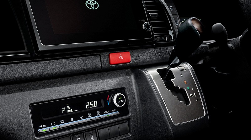 新型ハイエース9型 内装：エアコンパネルなども一新され高級感UP