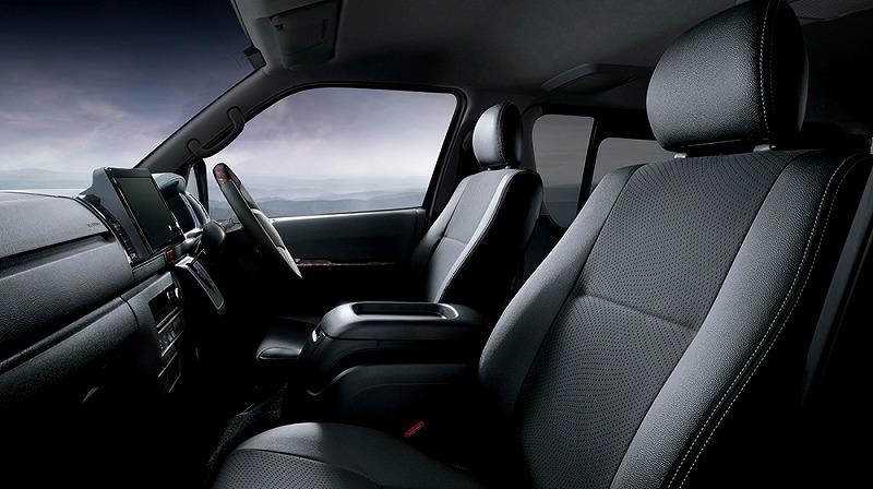 新型ハイエース9型 運転席・助手席