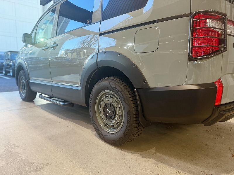 旧型デリカD:5 アーバンカーキ カスタム BRUT BR-70アルミホイール ＋ KADDIS チューブサイドステップ TYPE-V ＋ JAOSオーバーフェンダー