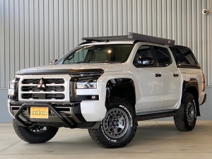 トライトン三菱ピックアップトラック　トライトン